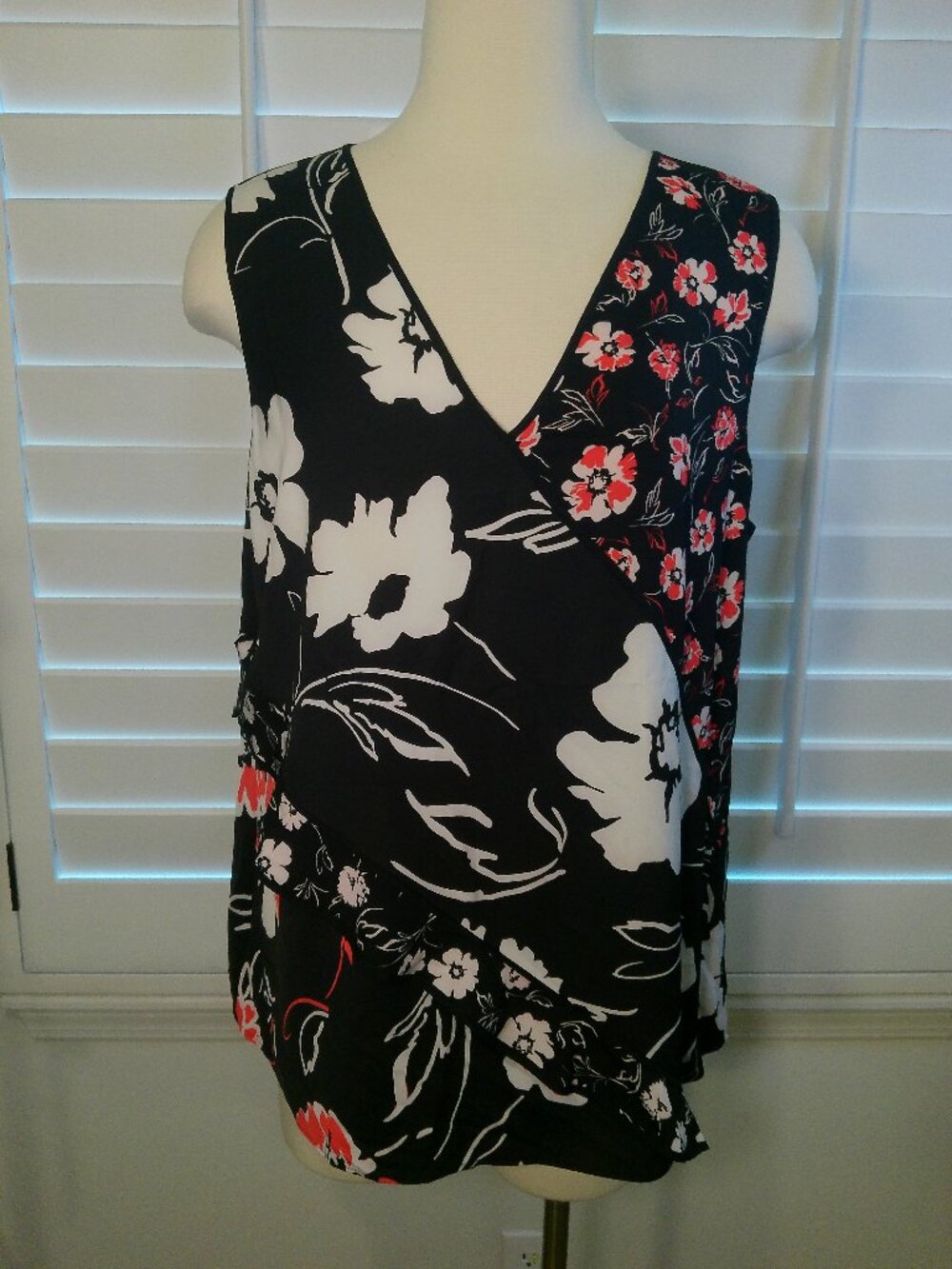 Calvin Klein Sleevless Black Red Top Blouse Size XL